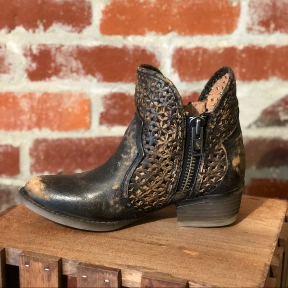 [ BRAND NEW ] Black & Tan Cutout Booties - Picture 3 of 3